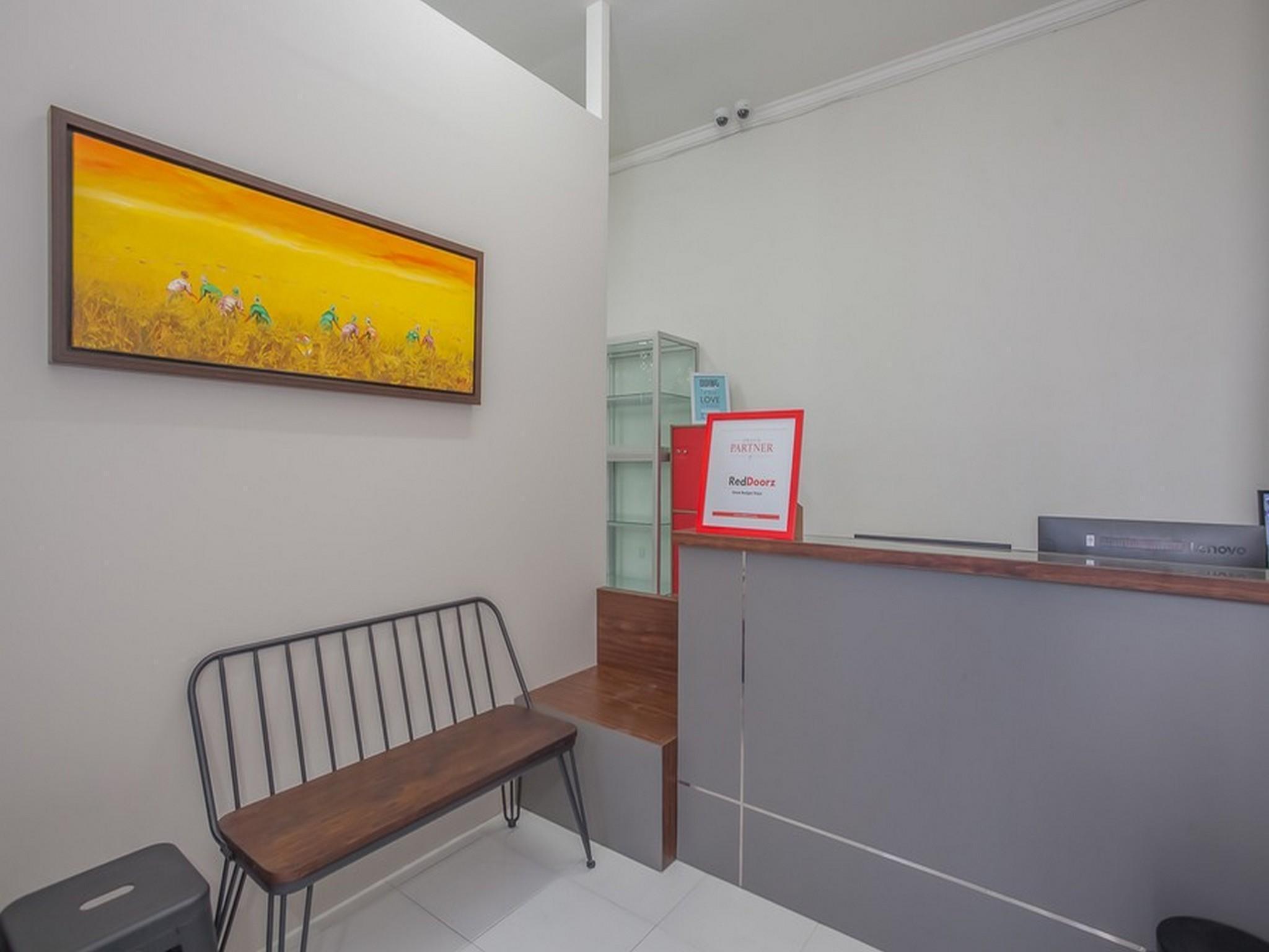 Reddoorz Near Ciputra Golf
