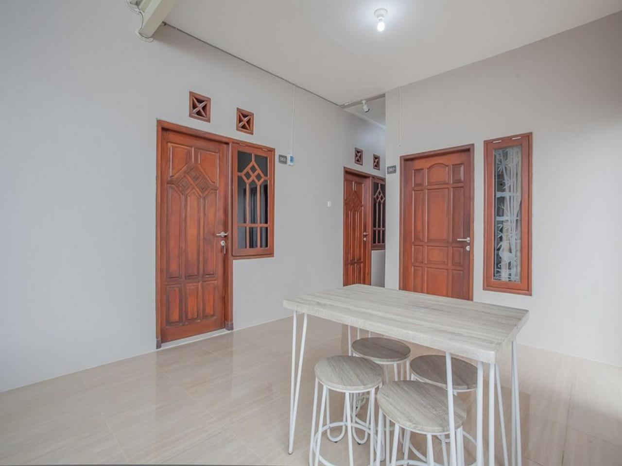 Reddoorz Near Ciputra Golf Guest house Surabaya