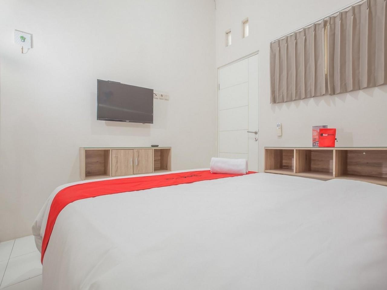 Reddoorz Near Ciputra Golf 2* Surabaya